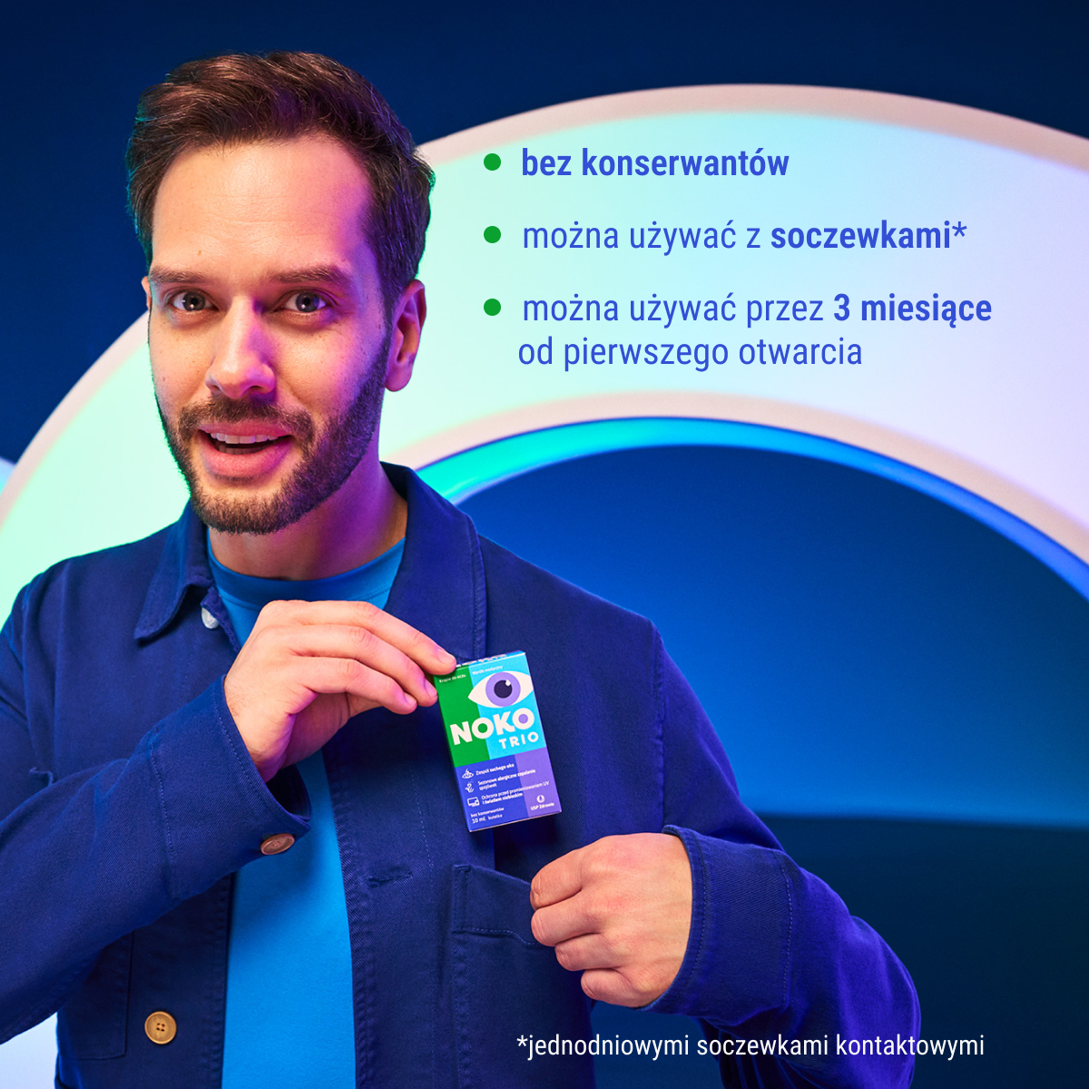mężczyzna w niebieskiej koszuli prezentujący produkt NOKO TRIO